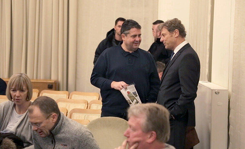 Der SPD-Chef unterhält sich während einer einer Diskussionsveranstaltung mit Pegida-Anhängern und -Gegnern mit Kommunikationswissenschaftler Wolfgang Donsbach. Foto: Erik Olsen/Archiv