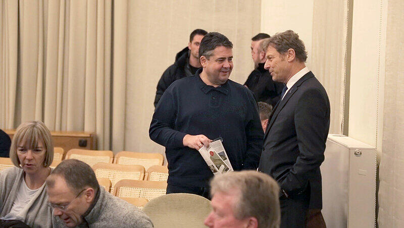 Der SPD-Chef unterhält sich während einer einer Diskussionsveranstaltung mit Pegida-Anhängern und -Gegnern mit Kommunikationswissenschaftler Wolfgang Donsbach. Foto: Erik Olsen/Archiv