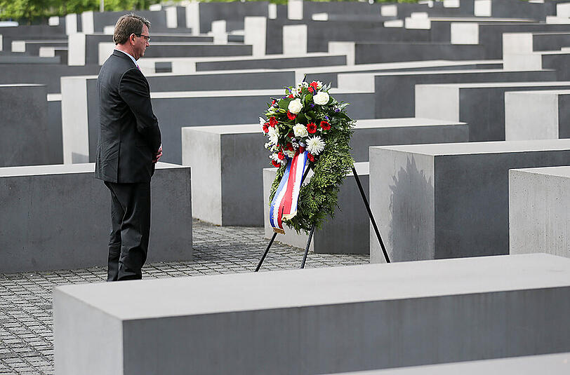 US-Verteidigungsminister Ashton Carter legt in Berlin am Holocaust-Mahnmal einen Kranz nieder.