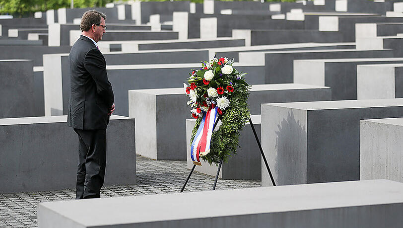 US-Verteidigungsminister Ashton Carter legt in Berlin am Holocaust-Mahnmal einen Kranz nieder. US-Verteidigungsminister Ashton Carter legt in Berlin am Holocaust-Mahnmal einen Kranz nieder.