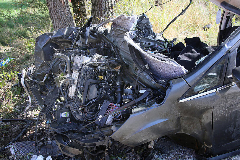 Zug erfasst Auto mit Familie: Bilder von der Unfallstelle.
