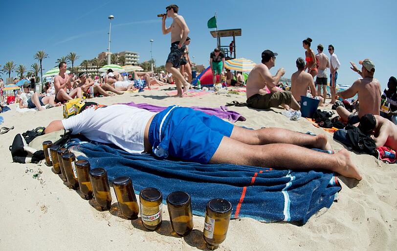Nachdem die &bdquo;Benimmregeln&ldquo; auf Mallorca wieder abgeschafft sind, fürchten viele Einheimische, dass der Partytourismus auf der Ferieninsel wieder ausufern könnte.