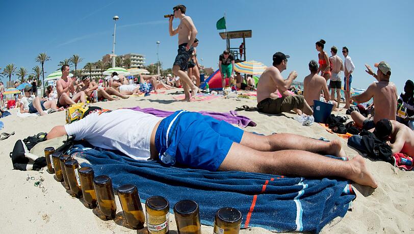 Nachdem die „Benimmregeln“ auf Mallorca wieder abgeschafft sind, fürchten viele Einheimische, dass der Partytourismus auf der Ferieninsel wieder ausufern könnte. Nachdem die „Benimmregeln“ auf Mallorca wieder abgeschafft sind, fürchten viele Einheimische, dass der Partytourismus auf der Ferieninsel wieder ausufern könnte.