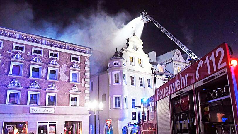 Bei dem Brand in Velden wurden zwei Menschen verletzt. Die Löscharbeiten waren langwierig.