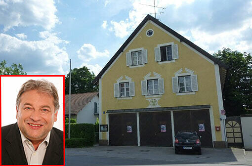 BA-Chef Josef Assal von der SPD freut's: An vielen Stellen ist's im Viertel noch schön ländlich. Hier mit gelbem Anstrich: das Gerätehaus der Freiwilligen Feuerwehr.