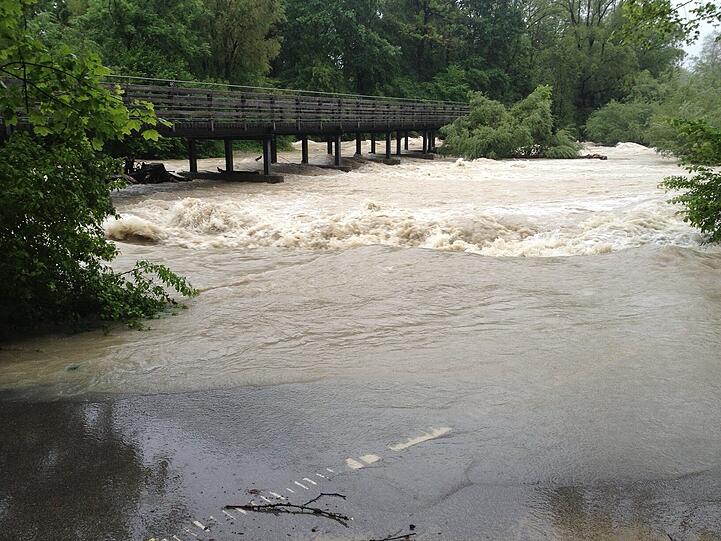 Entlang der Isarstege staut sich das Wasser. Die Hochwasser-Meldestufe zwei ist bereits überschritten.
