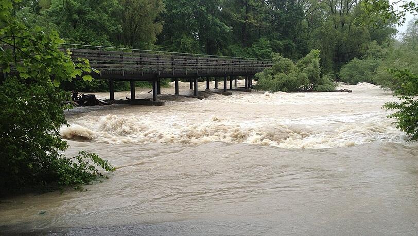 Entlang der Isarstege staut sich das Wasser. Die Hochwasser-Meldestufe zwei ist bereits überschritten. Entlang der Isarstege staut sich das Wasser. Die Hochwasser-Meldestufe zwei ist bereits überschritten.