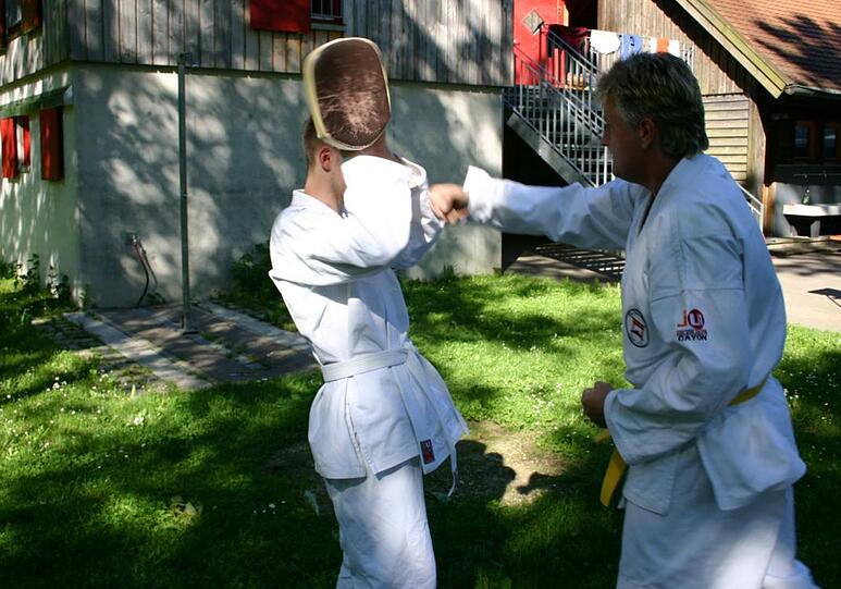 Regelmäßiges Jiu-Jitsu-Training steigert die körperliche Fitness und Beweglichkeit.