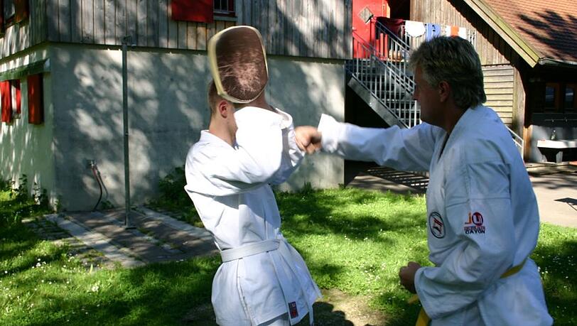 Regelmäßiges Jiu-Jitsu-Training steigert die körperliche Fitness und Beweglichkeit. Regelmäßiges Jiu-Jitsu-Training steigert die körperliche Fitness und Beweglichkeit.