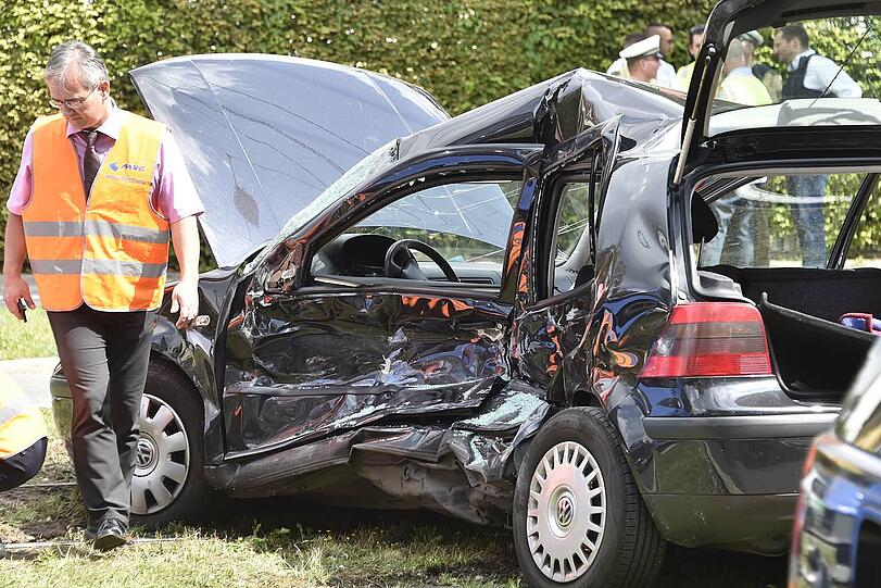 Das völlig eingedrückte Wrack des VW wurde noch ca. 30 Meter mitgeschleift &ndash; die Bilder vom Bergungseinsatz in der Agnes-Bernauer-Straße.