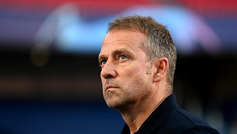 Hansi Flick sieht eine schwierige Saison auf den FC Bayern zukommen.
