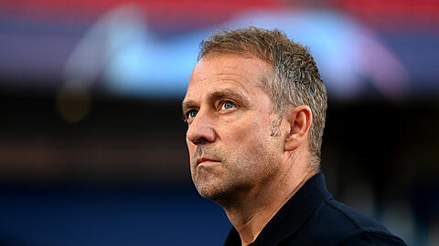 Hansi Flick sieht eine schwierige Saison auf den FC Bayern zukommen.