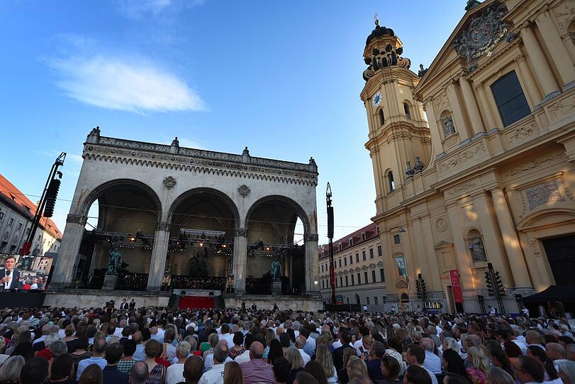 Odeonsplatz:
Auf dem Platz vor der Feldherrnhalle wären Wettkämpfe in den Disziplinen Klettern, Beachvolleyball, vereinzelte LA-Wettbewerbe (z.B. Kugelstoßen, Hochsprung, Weitsprung, Stabhochsprung) oder auch im 3x3 Basketball durchaus realisierbar.