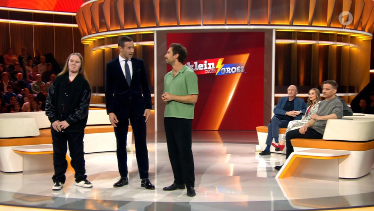 Max Giesinger verriet in der ARD-Show "Klein gegen Groß", dass er die zehnte Klasse wegen seiner schlechten Musiknote wiederholen musste. Max Giesinger verriet in der ARD-Show "Klein gegen Groß", dass er die zehnte Klasse wegen seiner schlechten Musiknote wiederholen musste.