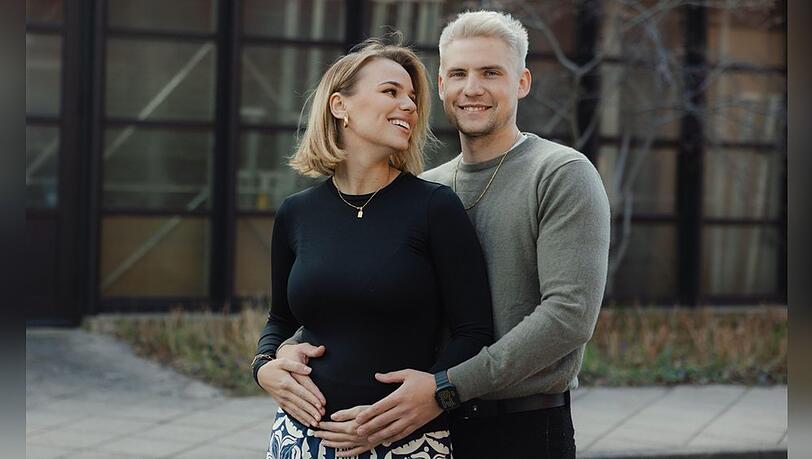"GZSZ"-Star Lennart Borchert und seine Louisa werden Eltern.