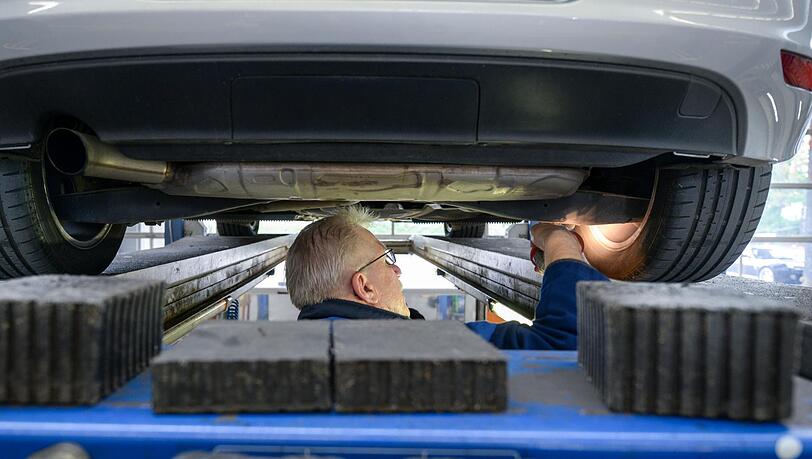 Ein T&uuml;v-Mitarbeiter pr&uuml;ft ein Auto. Das durchschnittliche Jahresgehalt daf&uuml;r liegt bei knapp 56.000 Euro.