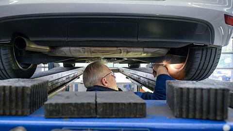 Ein T&uuml;v-Mitarbeiter pr&uuml;ft ein Auto. Das durchschnittliche Jahresgehalt daf&uuml;r liegt bei knapp 56.000 Euro.