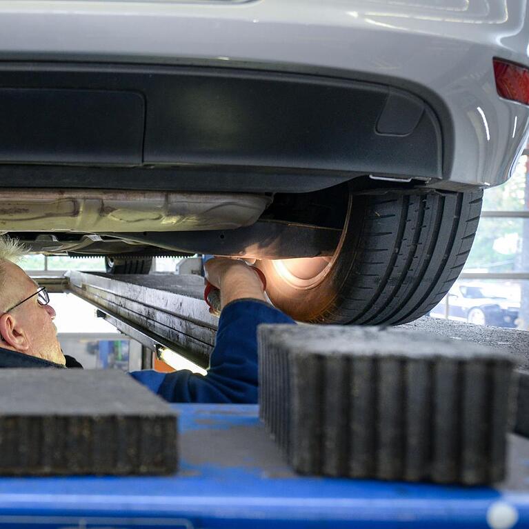 Ein T&uuml;v-Mitarbeiter pr&uuml;ft ein Auto. Das durchschnittliche Jahresgehalt daf&uuml;r liegt bei knapp 56.000 Euro.