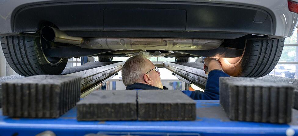 Ein T&uuml;v-Mitarbeiter pr&uuml;ft ein Auto. Das durchschnittliche Jahresgehalt daf&uuml;r liegt bei knapp 56.000 Euro.
