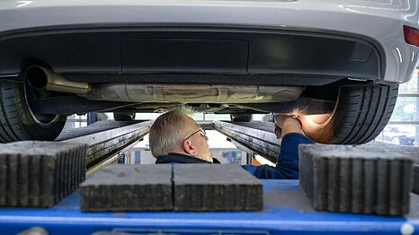 Ein T&uuml;v-Mitarbeiter pr&uuml;ft ein Auto. Das durchschnittliche Jahresgehalt daf&uuml;r liegt bei knapp 56.000 Euro.