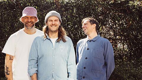 Flo Weber mit seinen Bandkollegen Peter Brugger und R&uuml;diger Linhof (von links).