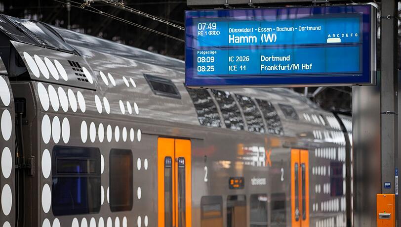 Das Deutschlandticket ist ein bundesweit gültiges Monatsabo für Busse und Bahnen im Nah- und Regionalverkehr. (Archivbild) Das Deutschlandticket ist ein bundesweit gültiges Monatsabo für Busse und Bahnen im Nah- und Regionalverkehr. (Archivbild)