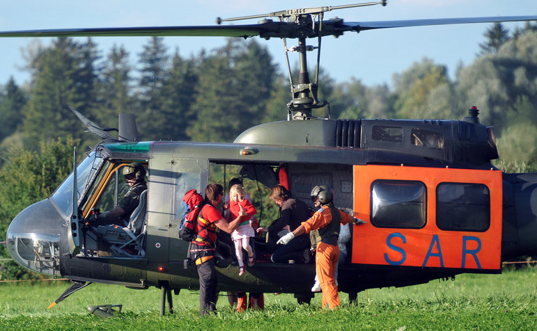 Horror-Nacht für einige Insassen einer Gondel in Schwangau. Nach einem Gleitschirm-Unfall mussten die Fahrgäste teils die Nacht in der Luft verbringen. Rettungskräfte konnten alle Menschen retten. Die Bilder
