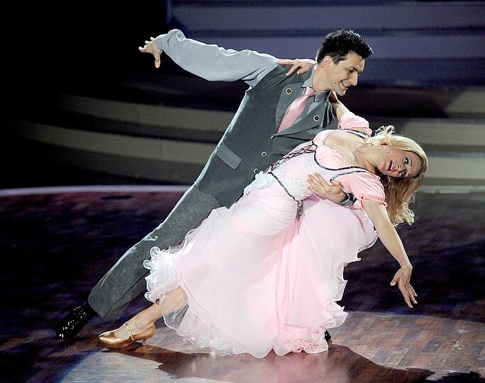 Die Saengerin Stefanie Hertel tanzt mit ihrem Partner Sergiy Pluyta.
