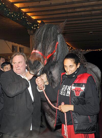 Passt gut ins Familienbild: Gerard Depardieu und seine Tochter Roxane mit einem Pferd von Gut Aiderbichl.