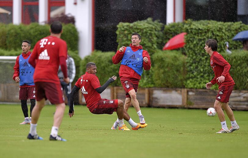 Die Bayern-Stars Jerome Boateng und Robert Lewandowski geraten im Mittwochstraining heftig aneinander. Foto: Bernd Feil
