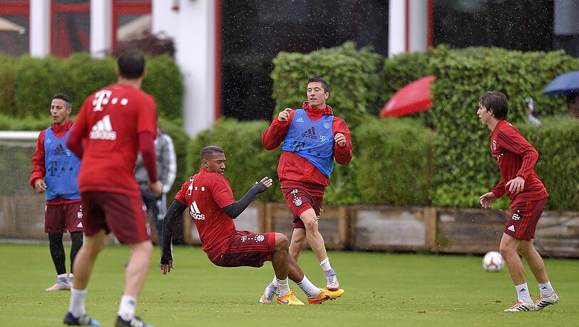 Die Bayern-Stars Jerome Boateng und Robert Lewandowski geraten im Mittwochstraining heftig aneinander. Foto: Bernd Feil Die Bayern-Stars Jerome Boateng und Robert Lewandowski geraten im Mittwochstraining heftig aneinander. Foto: Bernd Feil
