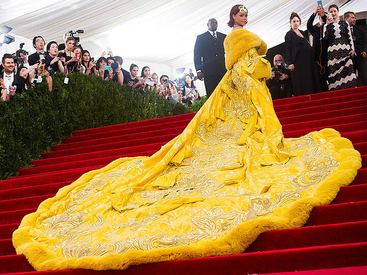 Wie viele Füchse wohl für Rihannas Robe für die Met Gala 2015 ihr Leben lassen mussten?