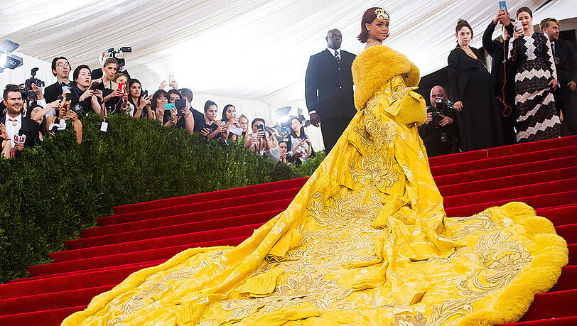 Wie viele Füchse wohl für Rihannas Robe für die Met Gala 2015 ihr Leben lassen mussten? Wie viele Füchse wohl für Rihannas Robe für die Met Gala 2015 ihr Leben lassen mussten?