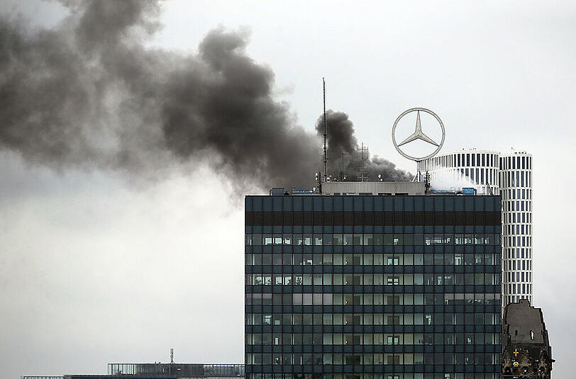 Das Europacenter in Berlin Charlottenburg: Am Dienstagmittag schlugen Flammen vom Dach. Die Bilder.