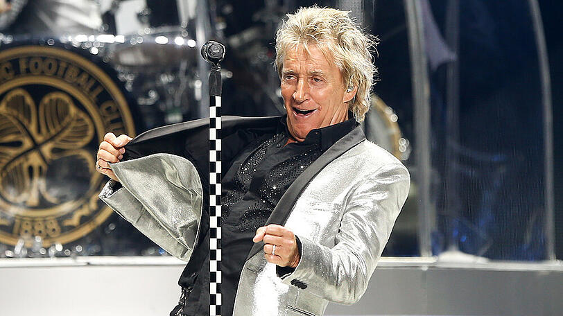 Rod Stewart bedankt sich mit tosendem Applaus bei den britischen Ärzten und Pflegern.
