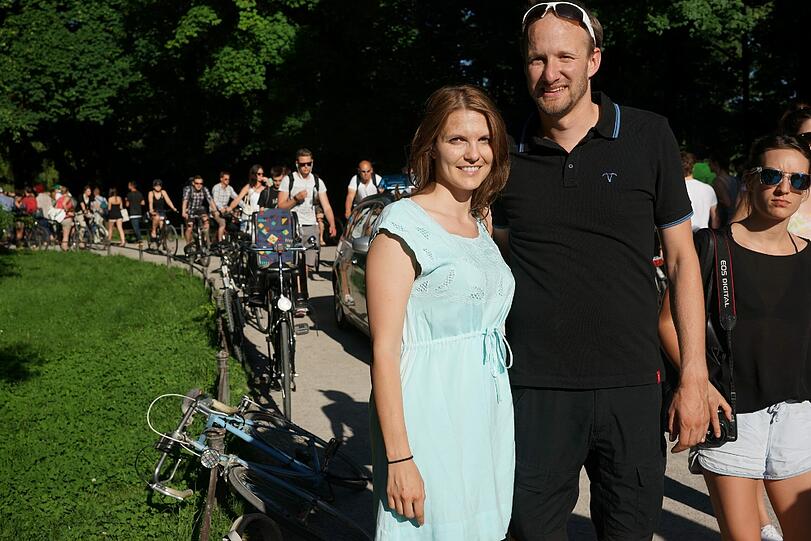 Nadine genießt die Sonne an der Seite von Jonas. Der Schwabinger Sommer kann weitergehen...