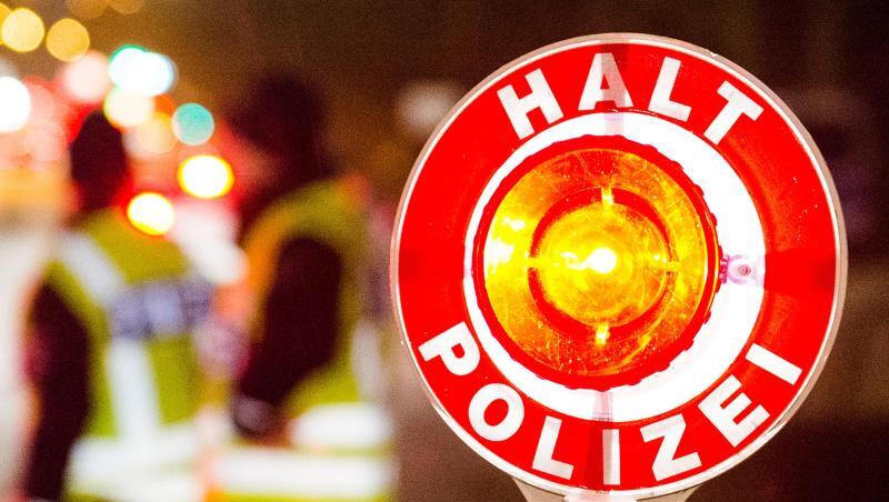 Ein Polizist hält eine Kelle "Halt Polizei" hoch. Foto: Daniel Bockwoldt/Archivbild Ein Polizist hält eine Kelle "Halt Polizei" hoch. Foto: Daniel Bockwoldt/Archivbild