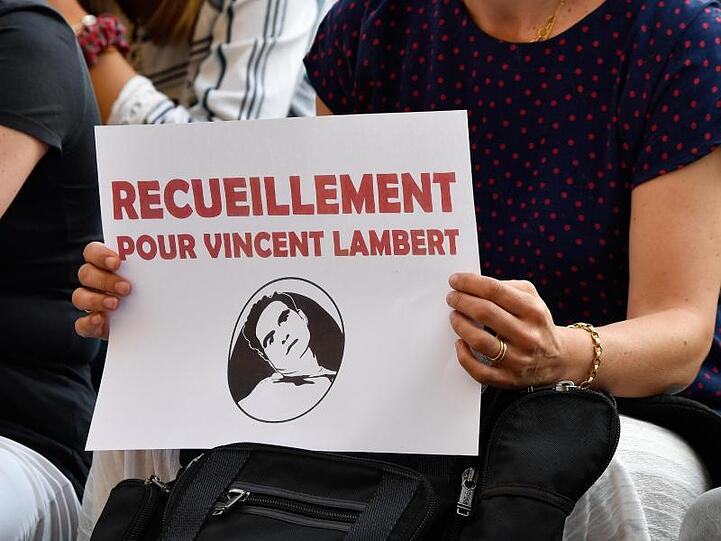 Kundgebung gegen den Behandlungsstopp von Vincent Lambert vor der katholischen Pfarrkirche Saint Sulpice.