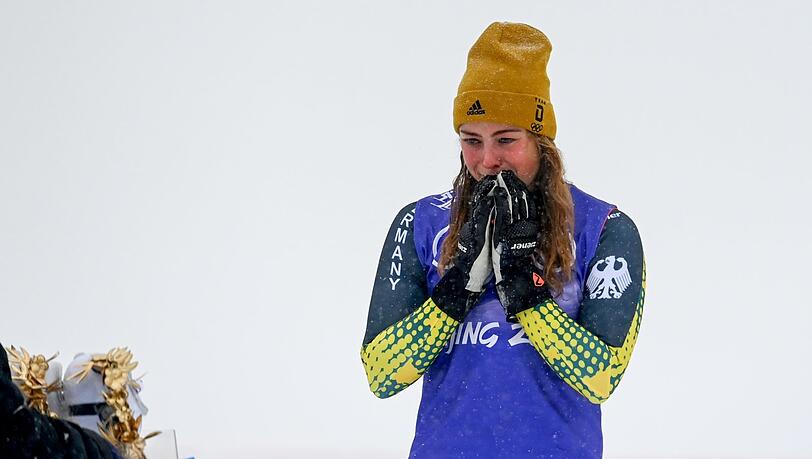Auf die Tränen einer Vierten folgt das Strahlen einer Dritten: Skicrosserin Daniela Maier gewinnt nach Jury-Entscheid Bronze.