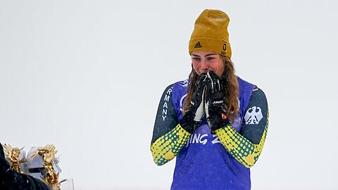 Auf die Tränen einer Vierten folgt das Strahlen einer Dritten: Skicrosserin Daniela Maier gewinnt nach Jury-Entscheid Bronze.
