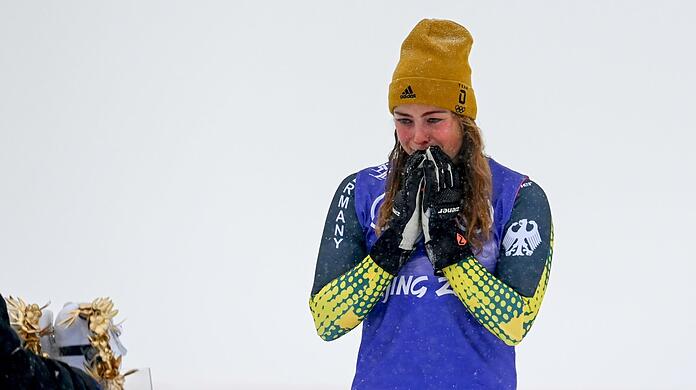 Auf die Tränen einer Vierten folgt das Strahlen einer Dritten: Skicrosserin Daniela Maier gewinnt nach Jury-Entscheid Bronze.