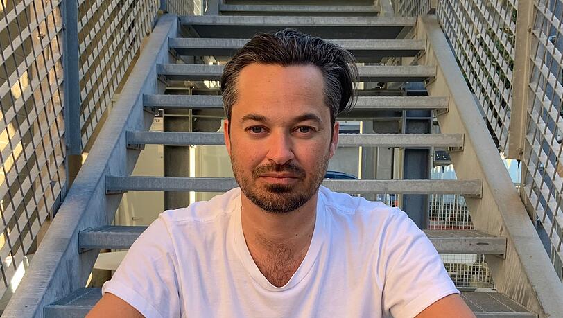 Benedikt Niedergünzl im T-Shirt mit dem Logo, das die Merchandising GmbH abgekupfert hat. Benedikt Niedergünzl im T-Shirt mit dem Logo, das die Merchandising GmbH abgekupfert hat.