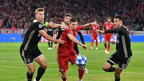 Spielten früher bei Ajax Amsterdam zusammen – und bald schon beim FC Bayern? Matthijs de Ligt (l.) und Noussair Mazraoui (r.), hier im Zweikampf mit Bayerns Robert Lewandowski.