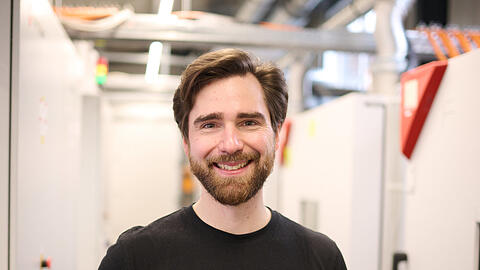 Jan Singer ist gelernter Mechatroniker und promovierte schließlich im Bereich elektrochemische Energiespeicherung. Heute ist er Technischer Leiter des Batterielabors.