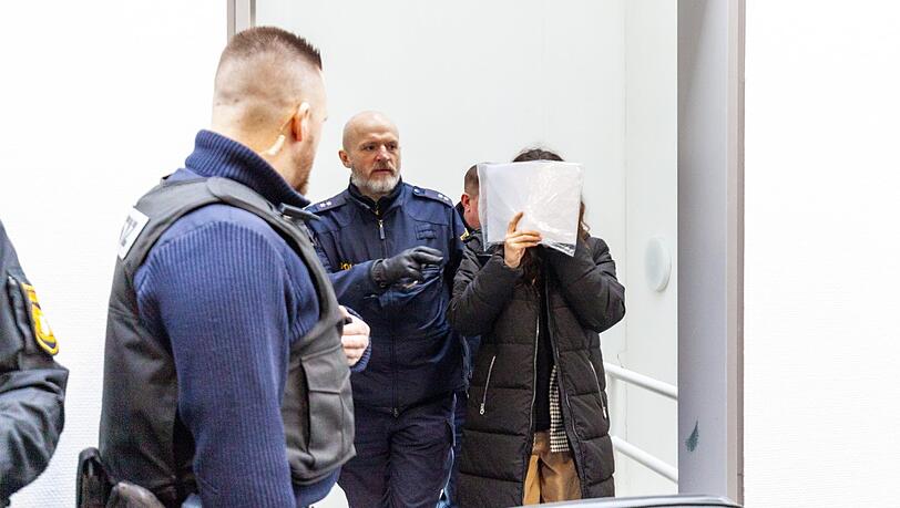 Die angeklagte Frau kommt zum Mordprozess um die Tötung einer Doppelgängerin.