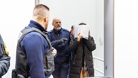 Die angeklagte Frau kommt zum Mordprozess um die Tötung einer Doppelgängerin.