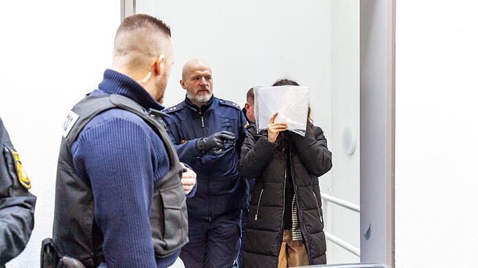Die angeklagte Frau kommt zum Mordprozess um die Tötung einer Doppelgängerin.