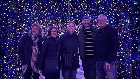 Auf einem Weihnachtsmarkt in Austin: Gastschwester Ingrid, Gast-Schwägerin Laura, AZ-Redakteurin Heidi Geyer, Gastbruder Carl und Gastvater Tim.