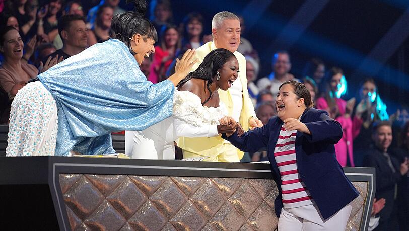 Jorge González (l.), Motsi Mabuse und Joachim Llambi freuten sich für SelfieSandra, die mit einem Charleston aus Staffel 14 überzeugen konnte. Jorge González (l.), Motsi Mabuse und Joachim Llambi freuten sich für SelfieSandra, die mit einem Charleston aus Staffel 14 überzeugen konnte.