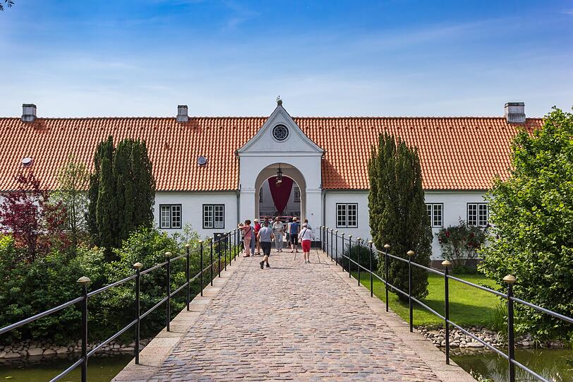 Das Schloss an der Flensburger Förde ist eine der bekanntesten Sehenswürdigkeiten Schleswig-Holsteins. Seinen Namen erhielt das Schloss Glücksburg nach dem Wahlspruch des damaligen Herzogs: "Gott gebe Glück mit Frieden". Das Schloss mit Museum ist für Besucher zugänglich und bietet auch eine Kapelle für standesamtliche Trauungen. Das Schloss an der Flensburger Förde ist eine der bekanntesten Sehenswürdigkeiten Schleswig-Holsteins. Seinen Namen erhielt das Schloss Glücksburg nach dem Wahlspruch des damaligen Herzogs: "Gott gebe Glück mit Frieden". Das Schloss mit Museum ist für Besucher zugänglich und bietet auch eine Kapelle für standesamtliche Trauungen.